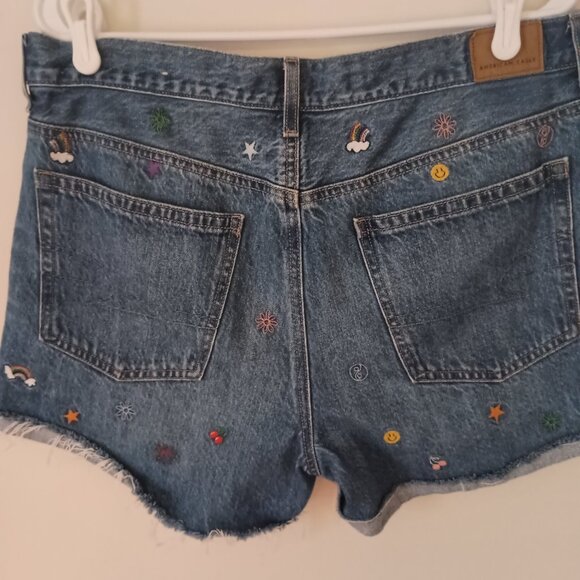 American Eagle Relaxed  Medium Wash Embroidered Frayed Shorts Women’s Size 12 - Picture 8 of 16